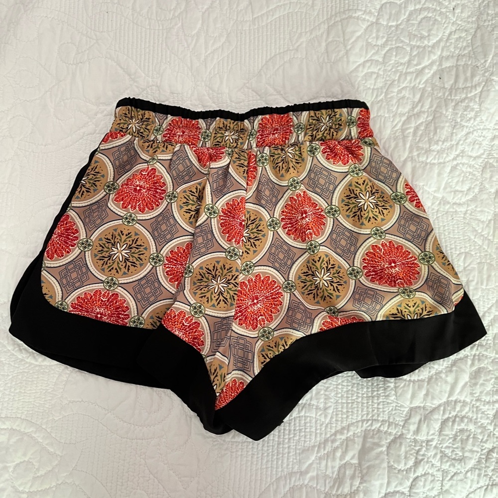 Freeway Patterned Flowy Shorts - Picture 4 of 5